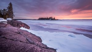 Lake Superior during winters, Thunder Bay, Ontario (© Susan Dykstra/plainpicture)(Bing Canada)