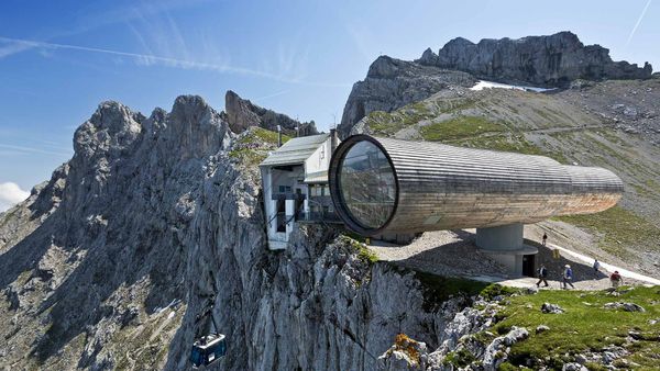 Natur-Informationszentrum Bergwelt Karwendel mit der Bergstation der Karwendelbahn und der Westlichen Karwendelspitze, Mittenwald, Bayern