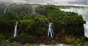 世界上最宽的瀑布，巴西的伊瓜苏瀑布  -- SIME/eStock Photo &copy; (Bing China)