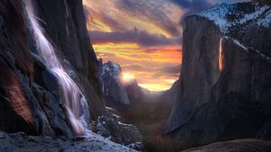 Cascade de feu au chute de Horsetail, Yosemite, Califonie, USA (© Jeff Lewis/Tandem Stills + Motion)(Bing France)