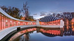 The Crystal Bridges Museum of American Art in Bentonville, Arkansas (© Eddie Brady/Getty Images)(Bing Australia)