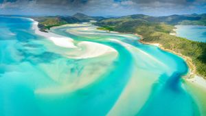 白天堂海滩，圣灵群岛，昆士兰州，澳大利亚 (© Coral Brunner/Shutterstock)(Bing China)