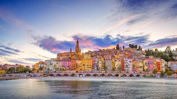 Vue sur le centre historique de Menton, Alpes-Maritimes, France