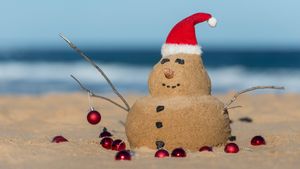 Australian Christmas sandman with decorations on Bondi Beach, NSW (© fogaas/iStock/Getty Images Plus)(Bing Australia)