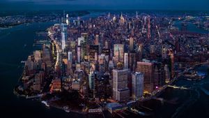 マンハッタンの航空写真, 米国 ニューヨーク (© Wojtek Zagorski/Getty Images)(Bing Japan)