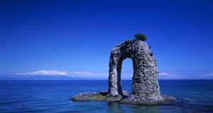 ｢なべつる岩｣北海道, 奥尻島 (© JTB Photo/ageFOTOSTOCK) &copy; (Bing Japan)