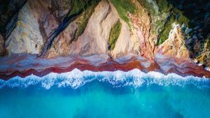 An aerial view of Alum Bay on the Isle of Wight, England (© Matt Cooper/Gallery Stock)(Bing New Zealand)