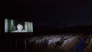Des spectacteurs devant un film diffusé en plein air, Festival du Film Romantique de Cabourg, France (© Richard Bord/Getty Images Entertainment)(Bing France)