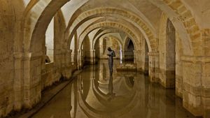 La crypte inondée de la cathédrale de Winchester, Hampshire, Angleterre (© Oliver Hoffmann/Alamy)(Bing France)