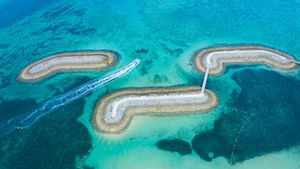 ｢サンマリーナビーチの桟橋｣沖縄 (© kokouu/Getty Images)(Bing Japan)