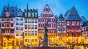 Römerberg, historischer Altstadtplatz in Frankfurt am Main (© f11photo/Getty Images)(Bing Deutschland)