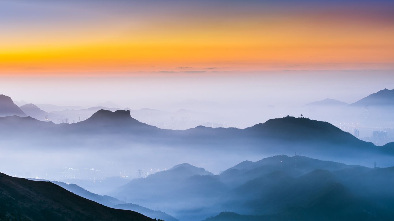 香港，清晨薄雾中的狮子山