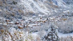 蒂内河畔圣艾蒂安小镇，法国阿尔卑斯省  (© CAVALIER Michel/hemis.fr/Alamy Stock Photo)(Bing China)