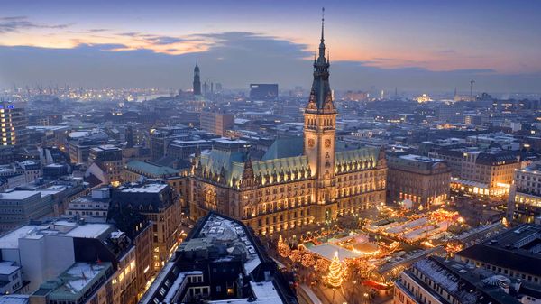 Weihnachtsmarkt auf dem Rathausmarkt, Hamburg, Deutschland