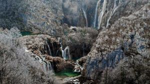 ｢プリトヴィツェ湖群国立公園｣ クロアチア (© Nate Polta/Tandem Stills+Motion)(Bing Japan)