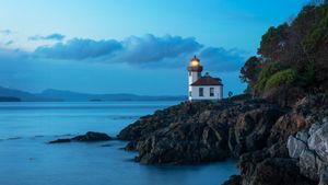 Lime Kiln Lighthouse on San Juan Island, Washington State (© Edmund Lowe Photography/Shutterstock)(Bing United States)