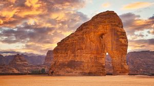 Elephant Rock, Al-ʿUla, Saudi-Arabien (© Lubo Ivanko/Shutterstock)(Bing Deutschland)