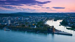 Blick von der Festung Ehrenbreitstein auf den Zusammenfluss von Rhein und Mosel am Deutschen Eck, Koblenz, Rheinland-Pfalz (© Walter Bibikow/eStock Photo)(Bing Deutschland)
