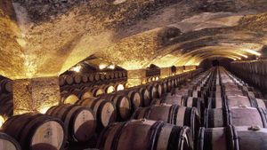 Fûts de vin, Château de Meursault, Bourgogne, France. (© DEA/C. SAPPA/Getty Images)(Bing France)