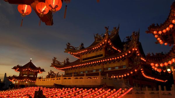 挂满红灯笼的中国寺庙