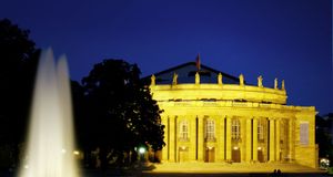 Das Opernhaus des Stuttgarter Staatstheaters im Licht der Scheinwerfer – Imagebroker/Herbert Kehner/Photolibrary &copy; (Bing Germany)