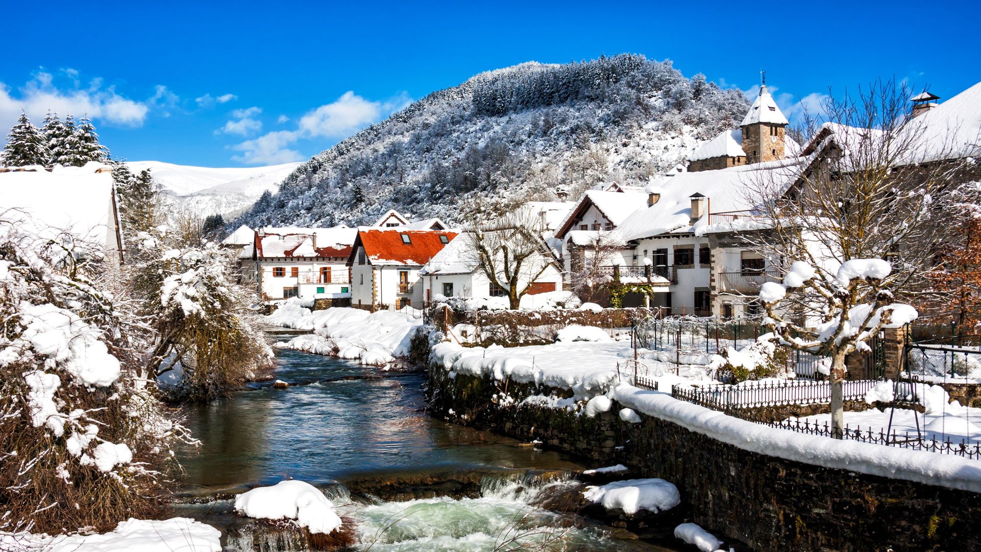 Ochagavía cubierta de nieve, Navarra, España