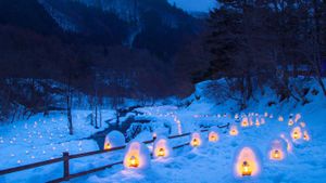 汤西川温泉雪屋祭，日本栃木县 (© Em7/Shutterstock)(Bing China)