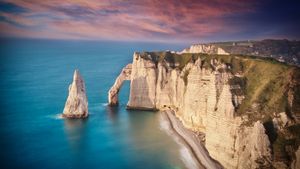 L’aiguille et la Porte d’Aval, falaises d’Étretat, Normandie (© Luis Henrique Boucault/Getty Images)(Bing France)