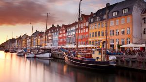 丹麦哥本哈根新港运河边的彩色房屋 (© Benjeev Rendhava/Getty Images)(Bing China)