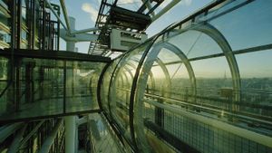 La « Chenille », escalier mécanique du Centre Pompidou, Paris (© Nathalie Darbellay/Sygma/Corbis)(Bing France)