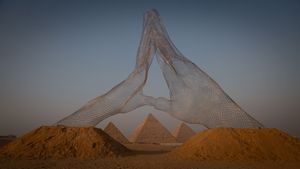 “Together" di Lorenzo Quinn, Le Grande Piramidi di Giza, Il Cairo, Egitto (© Sima Diab/Getty Images)(Bing Italia)