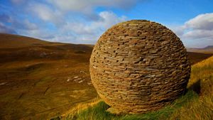 ‘The Globe’ sculpture by Joe Smith, Knockan Crag National Nature Reserve, Scotland (© Mar Photographics/Alamy)(Bing United States)