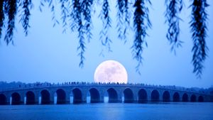 Moonrise over Seventeen Arch Bridge on Kunming Lake at the Summer Palace in Beijing, China (© Grant Faint/Getty Images)(Bing New Zealand)