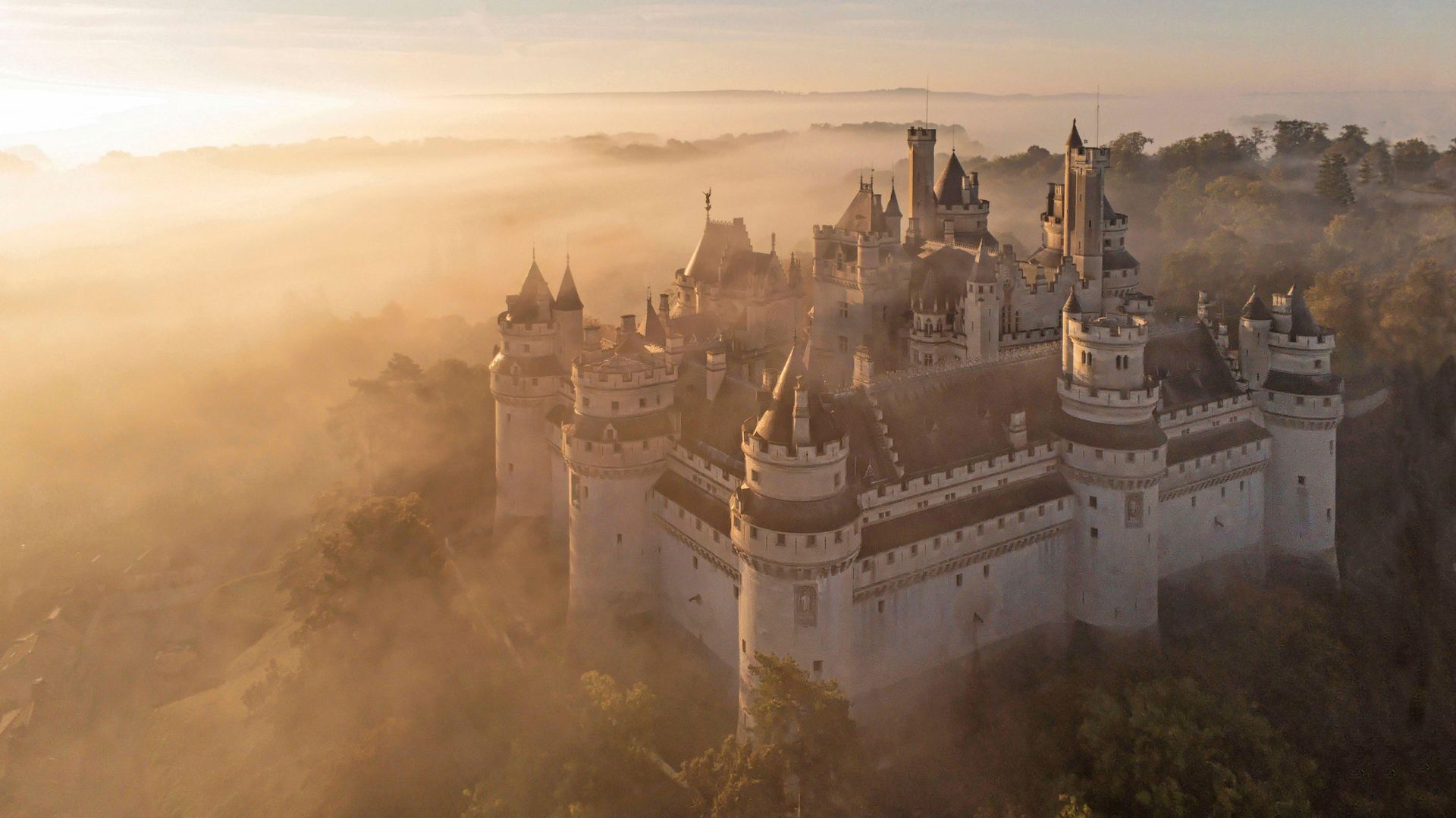 Il castello di Pierrefonds, nel dipartimento dell'Oise in Piccardia, Francia