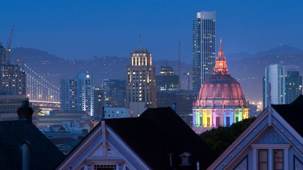 Il centro civico di San Francisco illuminato con luci arcobaleno per il Pride, California, USA