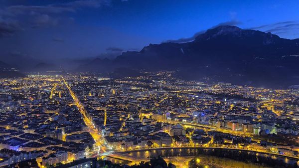 Grenoble et le massif du Vercors la nuit, Isère, Rhône-Alpes