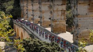 Cyclistes du Tour de France traversant le Pont du Gard, Occitanie (© Gonzalo Fuentes/Reuters)(Bing France)