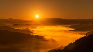 ｢野迫川村の日の出｣奈良 (© JTB MEDIA CREATION, Inc/JTB MEDIA CREATION, Inc/Alamy)(Bing Japan)