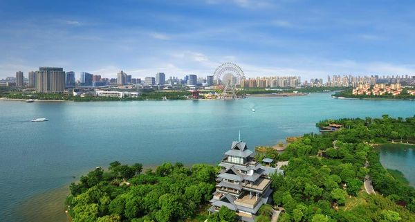 苏州工业园区金鸡湖畔摩天轮