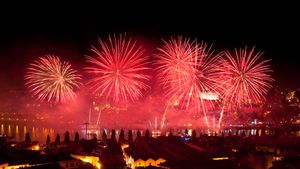 Fuegos artificiales en la Noche de San Juan (© rui_noronha/Getty Images)(Bing España)