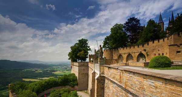 Burg Hohenzollern zwischen Hechingen und Bisingen , Baden-Württemberg, Deutschland