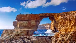 马耳他，戈佐岛，靠近埃杜海滩的蔚蓝之窗自然石拱门 (© SIME/eStock Photo)(Bing China)