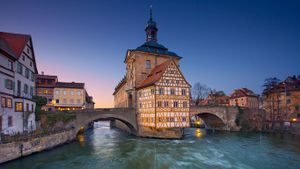 Altes Rathaus, Bamberg, Bayern, Deutschland (© Rudy Balasko/Getty Images)(Bing Deutschland)
