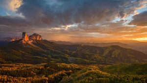 烟囱岩和安肯帕格里国家森林，科罗拉多州 (© Cory Marshall/Tandem Stills + Motion)(Bing China)