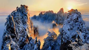 【今日大雪】黄山风景区，安徽省 (© Adam Wong/Prime/500px)(Bing China)