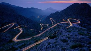 通往萨卡洛布拉湾的路，西班牙马约卡岛 (© Tolo Balaguer/agefotostock)(Bing China)