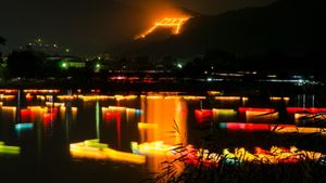 ｢五山送り火の鳥居形松明と灯篭流し｣京都 (© Kaoru Hayashi/Getty Images)(Bing Japan)