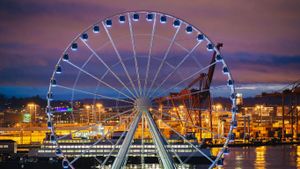 Seattle Great Wheel, Seattle, Washington, USA (© Pete Saloutos/Image Source/Offset)(Bing Australia)