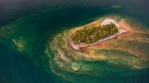 苏必利尔湖的岩石小岛鸟瞰图，桑德贝市，加拿大安大略省 (© Rolf Hicker/Getty Images)(Bing China)