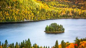 拉莫里斯国家公园中的Wapizagonke湖区，加拿大魁北克 (© Instants/Getty Images)(Bing China)